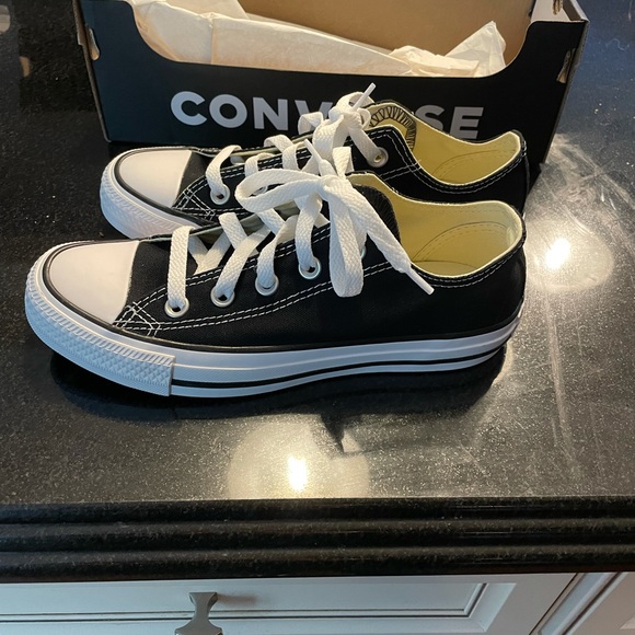 Black converse - Picture 1 of 5